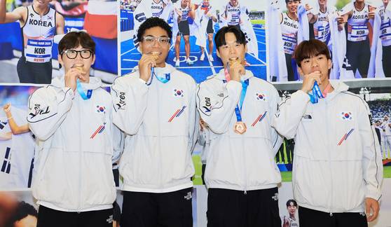 U대회 400ｍ 계주에서 금메달을 딴 대표팀. 왼쪽부터 서민준, 나마디 조엘진, 이재성, 김정윤. 뉴스1