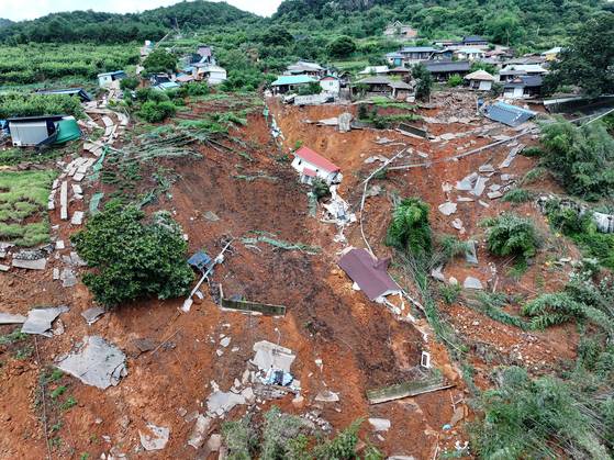 경남 산청군 생비량면 상능마을이 지난 19일 폭우로 인한 산사태가 발생해 마을에 토사가 쌓여 있다. 뉴스1