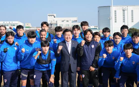오영훈 제주지사가 지난 2023년 겨울 제주도 내에서 전지훈련 중인 선수단(수원삼성)과 구호를 외치고 있다. 사진 제주도