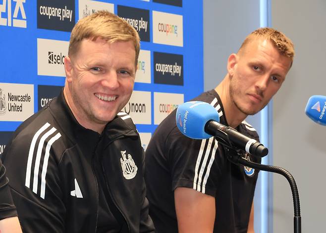 2025 쿠팡플레이 시리즈에 출전한 잉글랜드 프리미어리그 뉴캐슬의 에디 하우 감독이 29일 서울 여의도에서 기자회견을 하고 있다. 오른쪽은 수비수 댄 번. [연합뉴스]