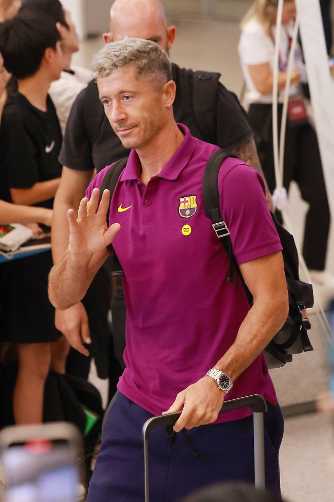 프리시즌 투어 중인 스페인 프로축구 FC바르셀로나의 공격수 로베르트 레반도프스키가 29일 인천국제공항 을 통해 입국하고 있다. [연합뉴스]