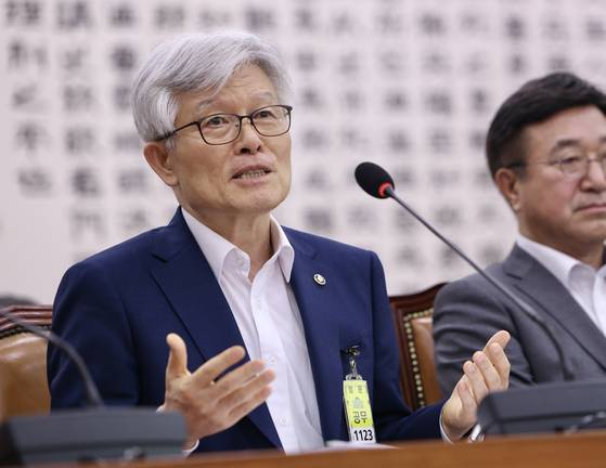 최동석 인사혁신처장이 지난 22일 오후 서울 여의도 국회에서 열린 법제사법위원회 전체회의에서 의원 질문에 답변하고 있다. 뉴시스