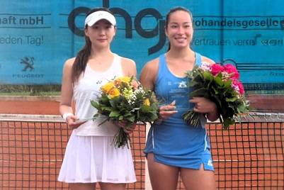 ▲ 강원도청 박소현(왼쪽)이 지난 27일(현지 시간) 독일 호브에서 열린 ITF 31. AHG컵 결승에서 아스트리드 류 얀 푼을 꺾고 우승을 차지한 뒤 기념 촬영하고 있다.