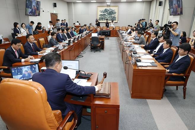 김병기 국회 운영위원장이 29일 오전 서울 여의도 국회에서 열린 운영위원회 전체회의에서 의사봉을 두드리며 윤리특별위원회 구성결의안을 가결하고 있다. / 사진=뉴스1