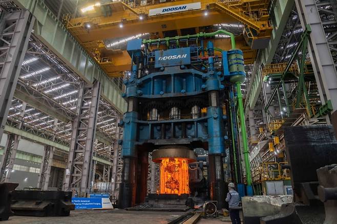 두산에너빌리티 경남 창원 공장의 뉴스케일파워 전용 원자로 주조 설비에서 작업자들이 소형모듈원전(SMR) 주단 소재를 제조하고 있다./두산에너빌리티