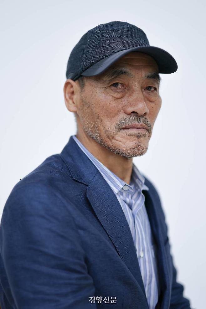 산업재해 유가족 이용관씨(69)가 지난 18일 서울 중구 경향신문사에서 카메라를 바라보고 있다. 성동훈 기자