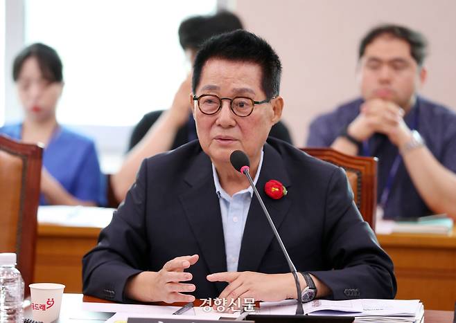 박지원 더불어민주당 의원이 지난해 6월14일 국회 법제사법위원회 전체회의에서 발언하고 있다. 박민규 선임기자