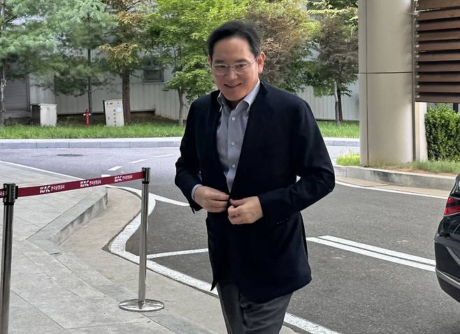 저도 갑니다 이재용 삼성전자 회장이 29일 서울 강서구 서울김포비즈니스항공센터(SGBAC)를 통해 워싱턴으로 출국하고 있다. 한·미 관세 협상 막바지에 삼성전자가 반도체 투자 관련 제안을 꺼낼지 주목된다. 연합뉴스