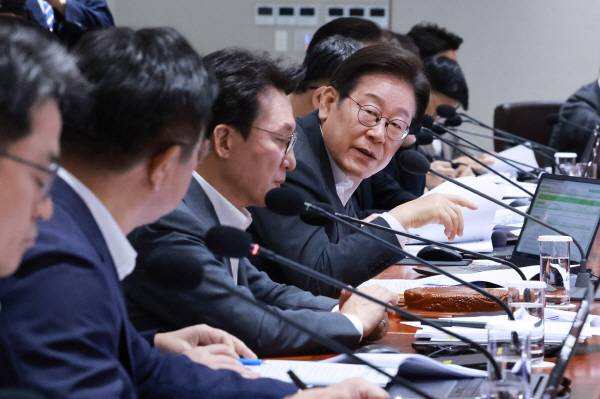 이재명 대통령이 29일 서울 용산 대통령실 청사에서 열린 국무회의에서 윤호중 행정안전부 장관에게 산재 관련 발언을 하고 있다. 2025.7.29 연합뉴스