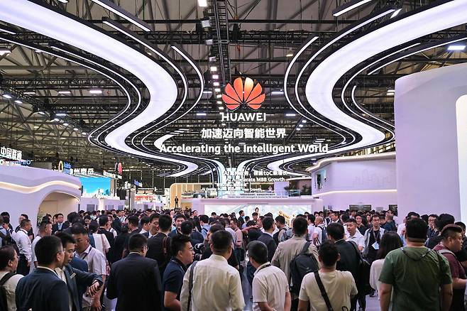 People visit the stand of Huawei during the Mobile World Congress (MWC) at the Shanghai New International Expo Centre in Shanghai on June 18, 2025. [AFP/YONHAP]