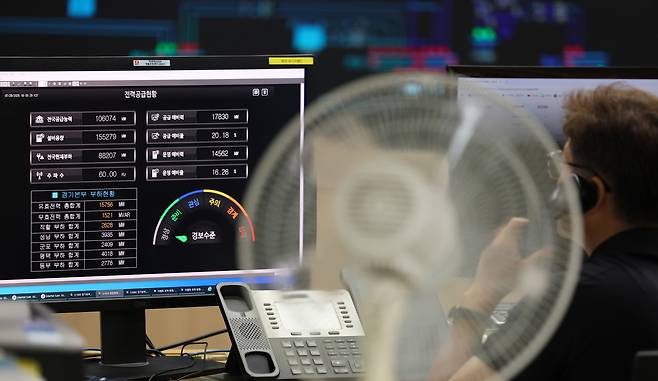Officials monitor the power supply and demand situation at the Grid Operation Center of the Korea Electric Power Corporation's Gyeonggi regional headquarters in Suwon, Gyeonggi, on July 28, as the demand for electricity climbs amid high temperatures. [YONHAP]