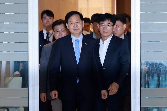 Deputy Prime Minister and Finance Minister Koo Yun-cheol, center, exits the VIP lounge at Terminal 2 of Incheon International Airport on July 29 before departing for Washington to meet with U.S. Treasury Secretary Scott Bessent. The meeting is expected to finalize ongoing bilateral trade talks. [YONHAP]