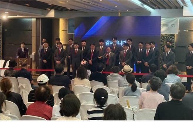 HDC현대산업개발 정경구 대표이사를 비롯한 대표단이 지난 19일 방배신삼호 홍보설명회에 참석한 모습. HDC현대산업개발