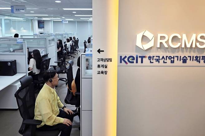 29일 콜센터 전문기업 주식회사 케이티아이에스 대전사업장 RCMS고객센터를 방문해 일일상담을 체험하는 강신면 조달청 기술서비스국장. 조달청