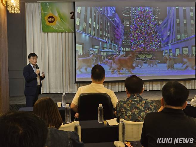 29일 제주시 애월읍 다인 오세아노 호텔에서 이영환 한국산업기술원 SNS연구소장이 '챗 GPT를 활용한 의정활동 실전' 강의를 하고 있다. 사진=명정삼 기자