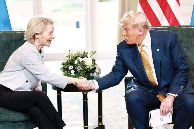 도널드 트럼프 미국 대통령과 우르줄라 폰데어라이엔 유럽연합(EU) 집행위원장이 27일(현지시간) 영국 스코틀랜드 턴베리에서 무역협상 타결을 발표한 뒤 악수하고 있다. 로이터연합뉴스