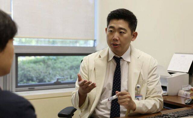 가톨릭의대 서울성모병원 이준엽 내분비내과 교수가 최근 대사 이상 지방간염 에 효능이 입증된 세마글루타이드 성분의 GLP-1 유사체 치료제를 들어 보이며 설명하고 있다. 해당 약물은 비만 치료제로 국내에 출시돼 있다.