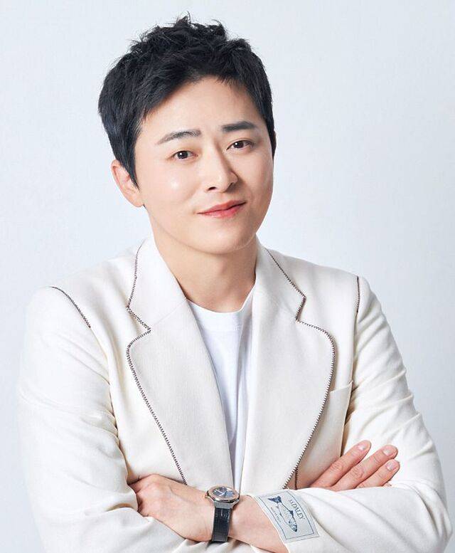영화 ‘좀비딸’에서 좀비가 된 어린 딸을 시골집에 숨겨두고 포기하지 않는 아빠 정환을 연기한 조정석. 그는 ‘내 가족이 좀비가 되면 어떻게 할까’라는 질문을 던지는 이 작품을 통해 부성애를 깨닫게 됐다고 말했다. NEW 제공