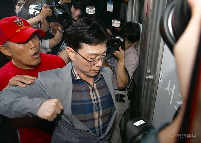 29일 업무상과실치사상 사건 신속 결정 요청서 제출을 위해 서울 서초구 순직해병특검을 방문한 임성근 전 해병대 1사단장이 해병대예비역연대 회원들의 항의를 받고 있다.