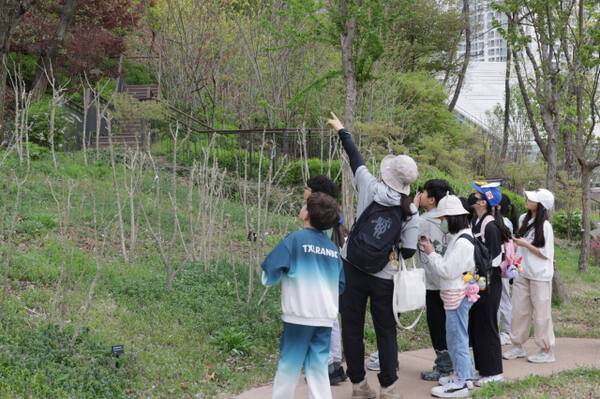 수원수목원에서 어린이들을 대상으로 한 프로그램이 진행되고 있다. 수원시 제공