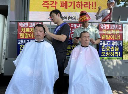 ◇ 박성우 서울특별시한의사회 회장(왼쪽)과 오명균 강원특별자치도한의사회 회장이 국토교통부의 졸속행정을 비판하고, 교통사고 환자의 정당한 치료권리를 보장해야 한다며 삭발을 강행하고 있다.