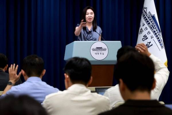 ▲강유정 대통령실 대변인이 출입기자들과 질의응답을 진행하고 있다. ⓒ연합뉴스