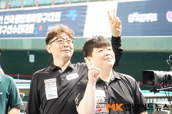 남원 전국당구선수권에서 우승을 차지한 조명우가 세계1위에 이어 국내1위 자리도 꿰찮다. 준우승한 장성원은 21위에서 15위로 상승했다. 남원대회 시상식에서 관중석을 향해 ‘브이’(V)자를 펴보이는 장성원(왼쪽)과 조명우. (사진=MK빌리어드뉴스 DB)