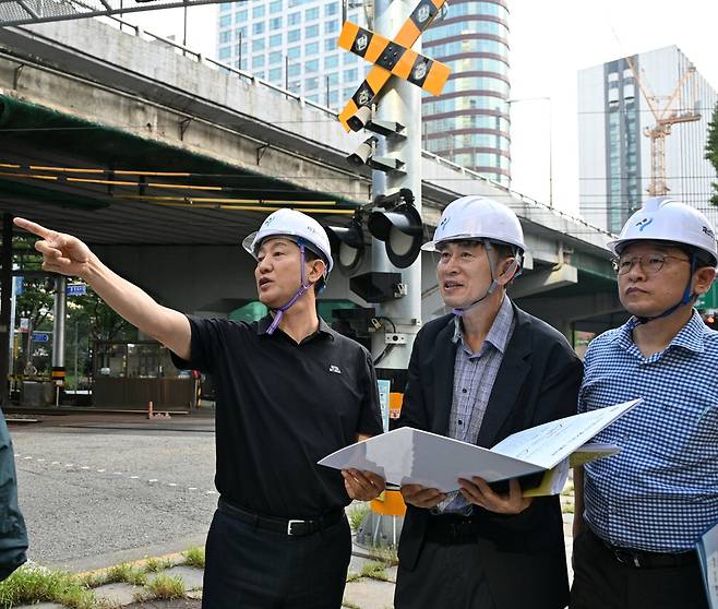 오세훈 서울시장(왼쪽)이 지난 28일 서울 서소문고가차도를 점검하고 있다. 서울시