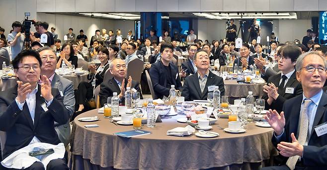 29일 서울 중구 앰배서더 서울 풀만 호텔에서 매경이코노미 창간 46주년 콘퍼런스가 열렸다. 주제는 'AI와 인간, 공동진화의 시대'다. 장대환 매경미디어그룹 회장(오른쪽 셋째)을 비롯해 정진욱 더불어민주당 의원, 최중경 한미협회장, 황철주 주성엔지니어링 회장, 하정우 대통령실 AI미래기획수석비서관, 김동녕 한세예스24홀딩스 회장 등(앞줄 헤드테이블 왼쪽부터 시계방향으로) 정·재·관계 인사 300여 명이 행사장을 찾았다.  윤관식 기자