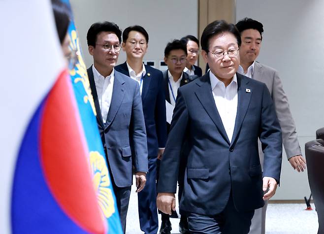 이재명 대통령이 29일 서울 용산 대통령실 청사에서 열린 국무회의에 김민석 국무총리, 강훈식 대통령비서실장과 함께 입장하고 있다. [사진 = 연합뉴스]