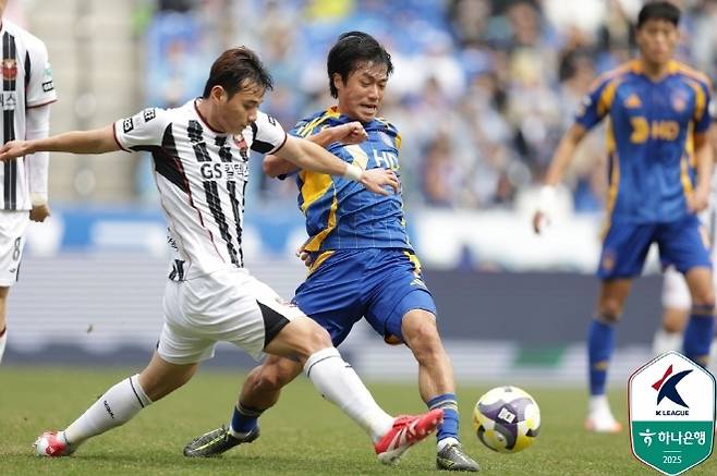 황도윤(사진 왼쪽). 사진=한국프로축구연맹