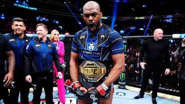 존스는 UFC 역사상 가장 위대한 선수 중 한 명으로 평가받고 있다. 무패 파이터는 아니지만 그가 당한 1패 역시 맷 해밀을 압도하다가 수직 엘보우로 반칙패한 것이다. 사실상 무패라고 해도 이상하지 않다. 사진=X