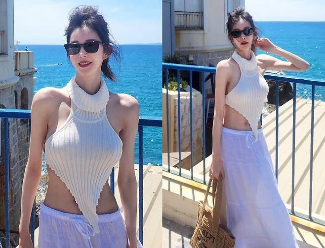 신주아가 유럽 해안가에서 감각적인 바캉스 룩을 뽐내며 눈길을 끌었다.