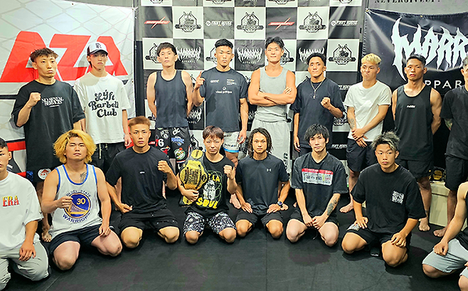 우에다 겐토와 권지후가 2025년 7월 일본 오사카 벤텐초세카이칸 WARDOG 53 계체 후 이번 대회 모든 참가 선수와 함께 촬영에 응하고 있다. 사진=스탠다드앤드프로그레스 스포츠에이전시 제공