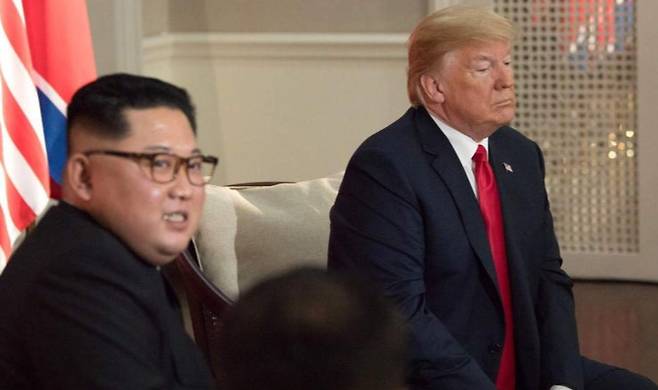 2018년 6월 싱가포르 카펠라 호텔에서 북미정상회담 단독회담을 앞두고 모두발언을 하고 있는 도널드 트럼프 미국 대통령과 김정은 북한 노동당 총비서 겸 국무위원장. / AFP=뉴스1
