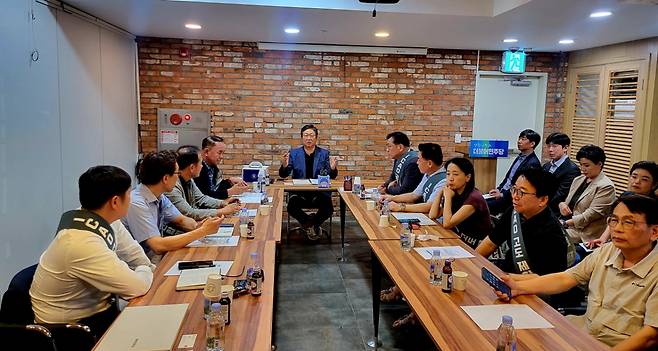 이달 28일 '목동 재건축 연합회'는 황희 국회의원(가운데)과 만나 국제민간항공기구(ICAO)의 고도제한 기준 개정안에 대해 "수도권 서부의 발전을 가로막는 과도한 규제"라고 밝혔다.