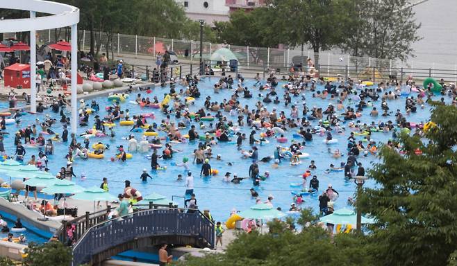 무더운 날씨가 이어지고 있는 지난 6일 오후 서울 광진구 뚝섬 한강공원 수영장이 북적이고 있다./사진=뉴스1.