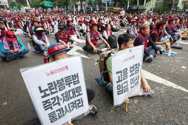 전국민주노동조합총연맹(민주노총) 조합원들이 19일 오후 서울 중구 을지로 일대에서 '7·19 민주노총 총파업 총력투쟁 결의대회'를 하고 있다./사진=뉴스1.