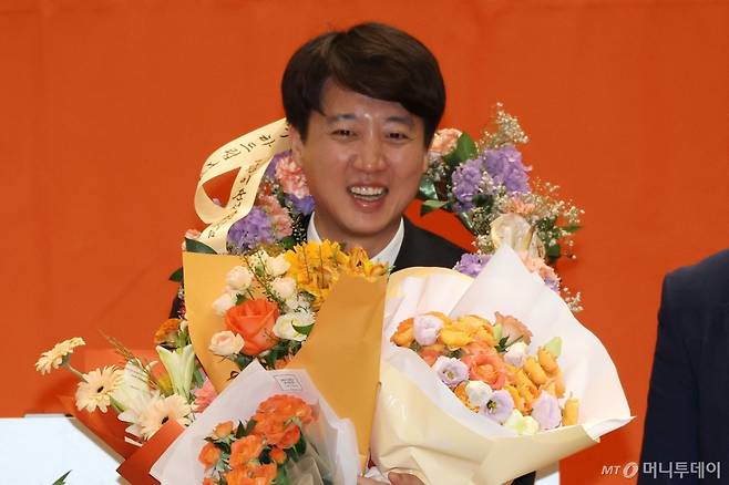 (서울=뉴스1) 이광호 기자 = 개혁신당 당대표로 선출된 이준석 의원이 27일 오후 서울 여의도 국회에서 열린 당대표 및 최고위원 선출 위한 제2차 전당대회에서 꽃다발을 전달받고 있다.  2025.7.27/뉴스1  Copyright (C) 뉴스1. All rights reserved. 무단 전재 및 재배포,  AI학습 이용 금지. /사진=(서울=뉴스1) 이광호 기자