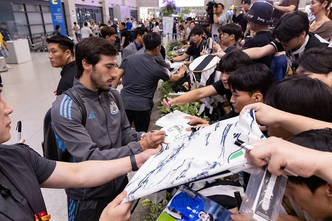 뉴캐슬 유나이티드가 오는 30일과 다음달 4일 예정된 친선전 참석을 위해 내한했다. 사진은 지난 28일 인천국제공항을 통해 입국한 뉴캐슬 선수단의 모습. /사진=쿠팡플레이 제공