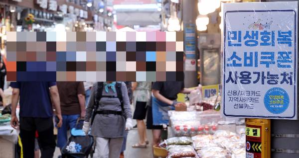 민생회복 소비쿠폰으로 결제한 후 현금 환불을 요구하는 일부 누리꾼 때문에 자영업자들이 힘들어하고 있다. 사진은 기사의 이해를 돕기 위한 민생회복 소비쿠폰 지급 이후 첫 주말인 지난 27일 서울 동대문구 청량리종합시장의 한 점포에 민생회복 소비쿠폰 사용가능 점포 안내문이 붙어 있는 모습. /사진=뉴스1