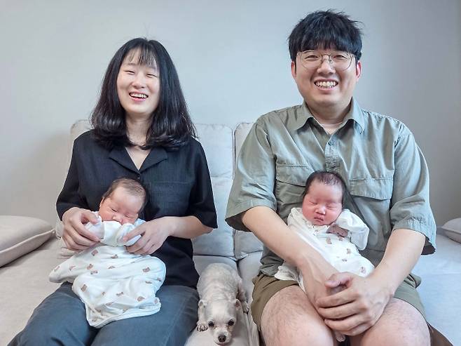 지난 4월 쌍둥이를 출산해 2000만원의 육아동행지원금을 받은 강남경 한화비전 책임(왼쪽) 가족. /사진=한화비전