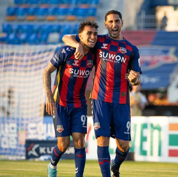 Suwon FC striker Bak was selected for 2025 K League 1 24 round MVP. The photo shows Sarak (right) who is active in Suwon FC. /Photo = Suwon FC Instagram