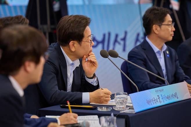 사진은 이재명 대통령이 지난 25일 부산 남구 부경대에서 열린 타운홀미팅 '부산의 마음을 듣다' 지역 주민 간담회에서 참석자의 발언을 듣고 있다. /사진=뉴스1