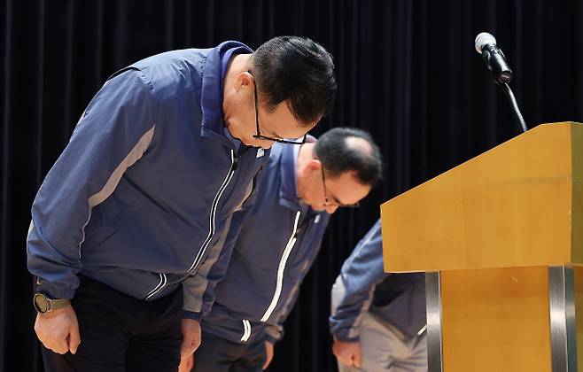 정희민 포스코이앤씨 대표이사가 29일 오후 인천 연수구 포스코이앤씨 송도사옥에서 고속국도 공사 현장 사망사고와 관련해 사과문을 발표 후 고개 숙여 인사하고 있다. /사진=뉴스1
