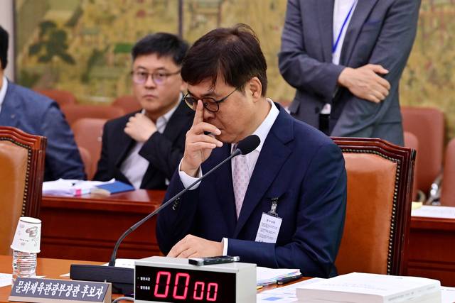 최휘영 문화체육관광부 장관 후보자가 29일 오전 인사청문회에서 안경을 만지고 있다. 문호남 기자