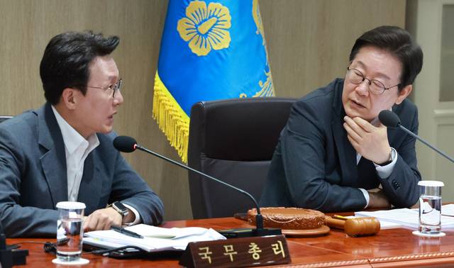 이재명 대통령이 29일 서울 용산 대통령실 청사에서 열린 국무회의에서 김민석 국무총리의 발언을 듣고 있다. 연합뉴스