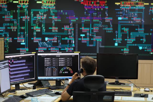 지난 28일 경기 수원시 영통구 한국전력공사 경기본부 전력관리처 계통운영센터에서 센터 관계자들이 전력수급상황을 주시하고 있다. 연합뉴스·공동취재