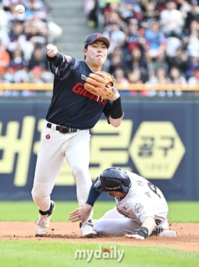 27일 오후 서울 잠실야구장에서 진행된 '2025 프로야구 KBO리그' 두산 베어스와 롯데 자이언츠의 경기. 롯데 고승민이 1회말 1사 1,3루서 양석환의 땅볼때 1루 주자 케이브를 포스하웃한 뒤 공을 1루로 던지고 있다./마이데일리