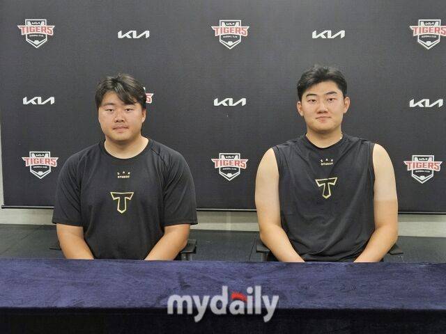 KIA 유니폼을 입은 한재승(왼쪽), 김시훈./광주=심혜진 기자